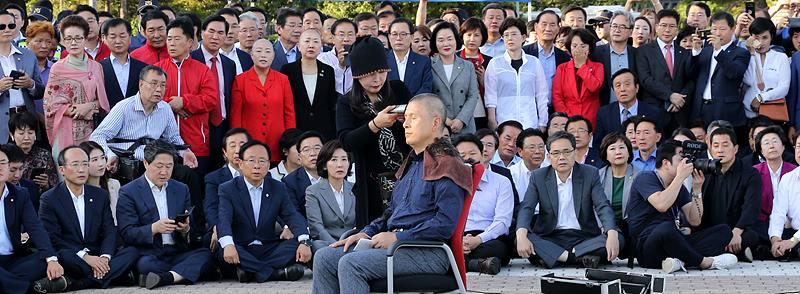 지난 2019년 9월, 서울 효자동 청와대 분수 앞에서 삭발식 갖는 황교안 전 미래통합당 대표 ▲ 삭발식 갖는 황교안 전 미래통합당 대표