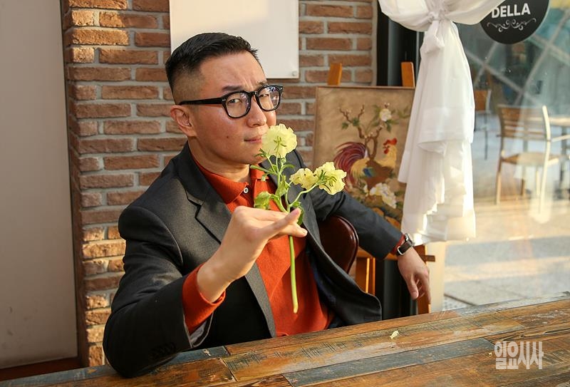 최근 부캐릭터 ‘안일건달’로 인기 절정을 달리고 있는 개그맨 안일권 ⓒ박성원 기자 ▲ 최근 부캐릭터 안일건달로 인기 절정을 달리고 있는 개그맨 안일권 ⓒ박성원 기자