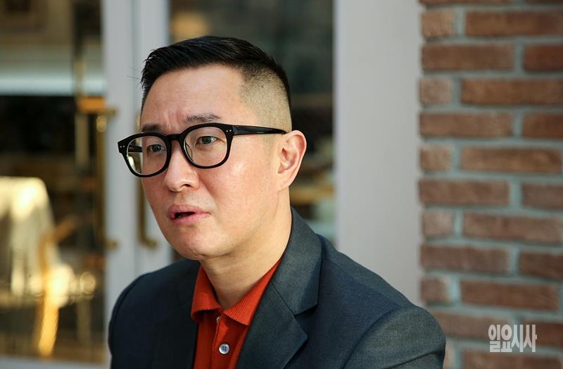 <일요시사>와 인터뷰 중인 개그맨 안일권 ⓒ박성원 기자 ▲ 개그맨 안일권 ⓒ박성원 기자