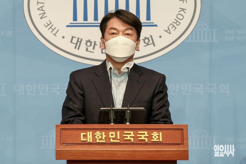 19일, 서울 여의도 국회 소통관서 4·7 서울시장 보궐선거 단일화 관련 긴급 기자회견 갖는 안철수 국민의당 후보 ⓒ박성원 기자 ▲ 19일, 서울 여의도 국회 소통관서 단일화 관련 긴급 기자회견 갖는 안철수 국민의당 서울시장 후보 ⓒ박성원 기자