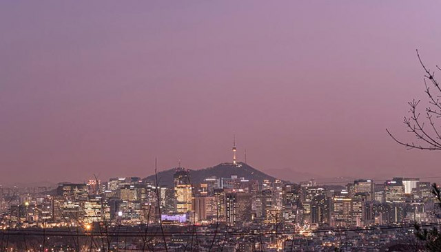 청운공원 윤동주시인의언덕에서 본 서울의 야경 ▲ 청운공원 윤동주시인의언덕에서 본 서울의 야경