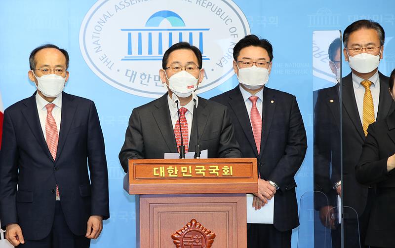 국회 소통관서 기자회견 갖는 주호영 국민의힘 원내대표 ▲ 국회 소통관서 기자회견 갖는 주호영 국민의힘 원내대표