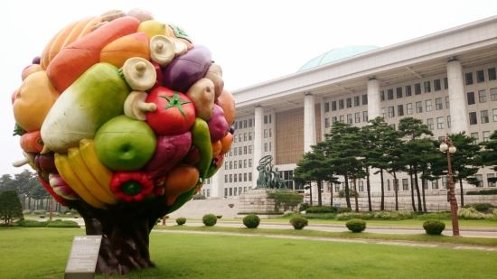 국회 앞 잔디광장에 설치된 과일나무 조형물 ▲ ▲ 국회 앞 잔디광장에 설치된 과일나무 조형물