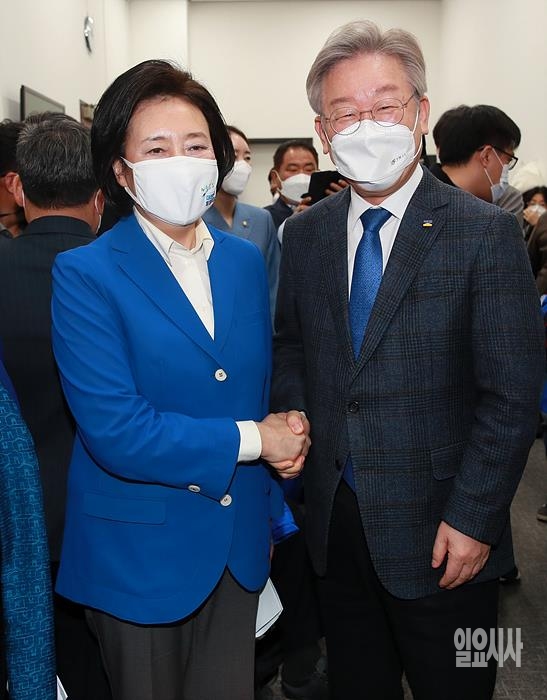 지난 24일, 국회서 만난 박영선 더불어민주당 서울시장 후보(사진 왼쪽)와 이재명 경기도지사가 악수를 나누고 있다. ⓒ박성원 기자 ▲ ▲ 박영선 더불어민주당 서울시장 후보와 이재명 경기도지사 ⓒ박성원 기자