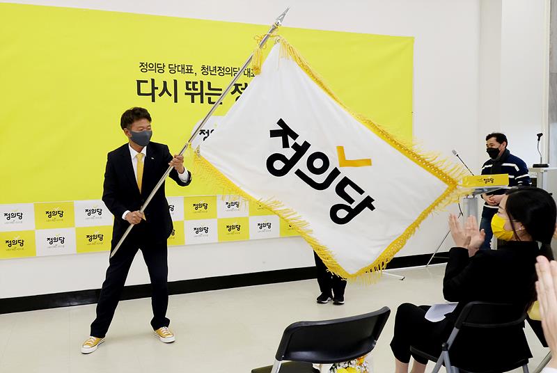 당기 흔들어보이는 여영국 정의당 신임 대표 ▲ 당기 흔들어보이는 여영국 정의당 신임 대표