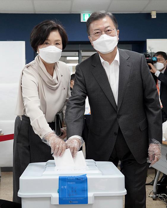 지난 2일, 문재인 대통령과 김정숙 여사가 서울 종로구 삼청동에 마련된 4·7 서울시장 보궐선거 투표소를 찾아 사전투표를 하고 있다. ▲ ▲ 지난 2일, 문재인 대통령과 김정숙 여사가 서울 종로구 삼청동에 마련된 4·7 서울시장 보궐선거 투표소를 찾아 사전투표를 하고 있다.