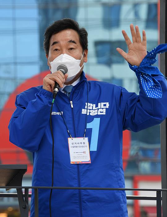 박영선 더불어민주당 서울시장 후보 지원유세 중인 이낙연 상임선대위원장 ▲ 박영선 더불어민주당 지원유세 중인 이낙연 전 더불어민주당 대표