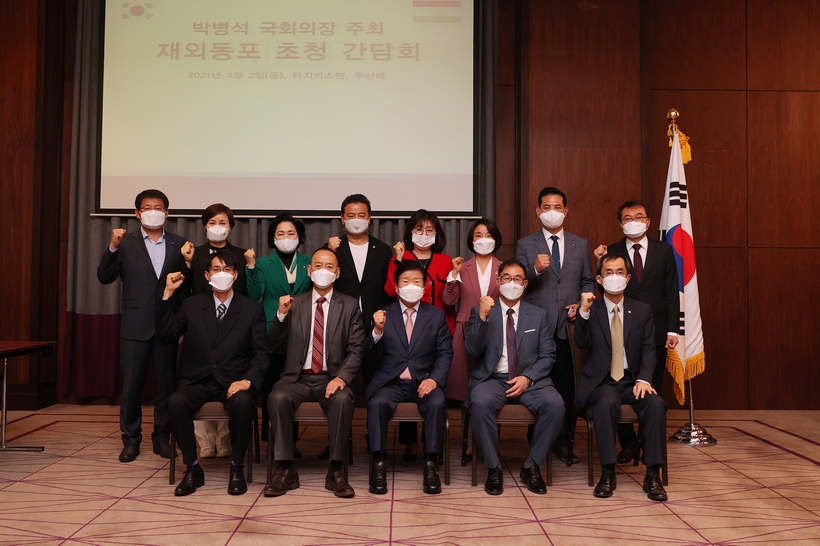 기념촬영 갖는 박병석 국회의장(사진 가운데)과 현지 동포들