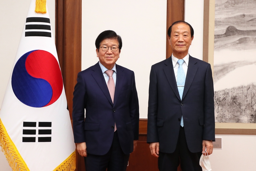 ▲ 기념촬영 갖는 박병석 국회의장(사진 왼쪽)과 김일윤 신임 헌정회장