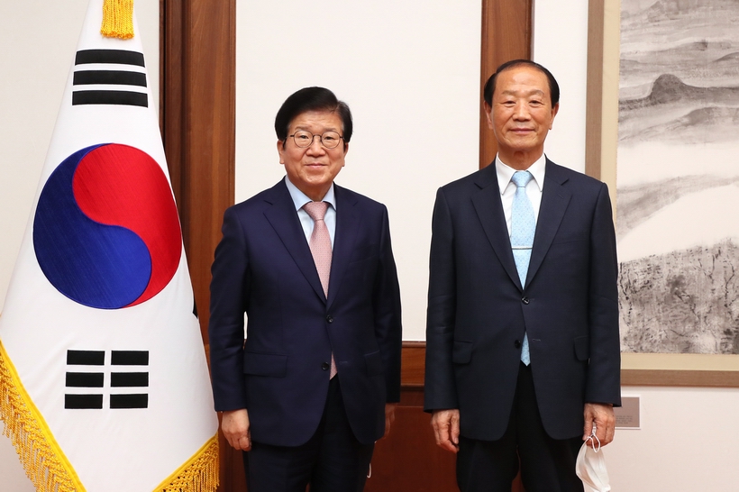기념촬영 갖는 박병석 국회의장(사진 왼쪽)과 김일윤 신임 헌정회장 ▲ 기념촬영 갖는 박병석 국회의장(사진 왼쪽)과 김일윤 신임 헌정회장