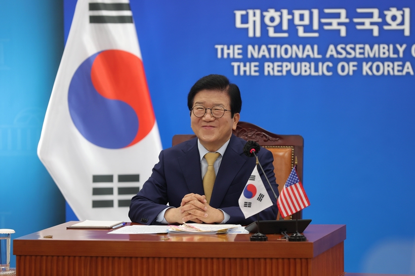 낸시 펠로시 미 하원의장과 첫 화상회담 갖고 있는 박병석 국회의장 ▲ 낸시 펠로시 미 하원의장과 첫 화상회담 갖고 있는 박병석 국회의장