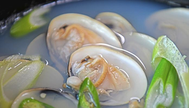 손으로 해감을 빼 국물 맛이 깊은 백합탕 ▲ 손으로 해감을 빼 국물 맛이 깊은 백합탕