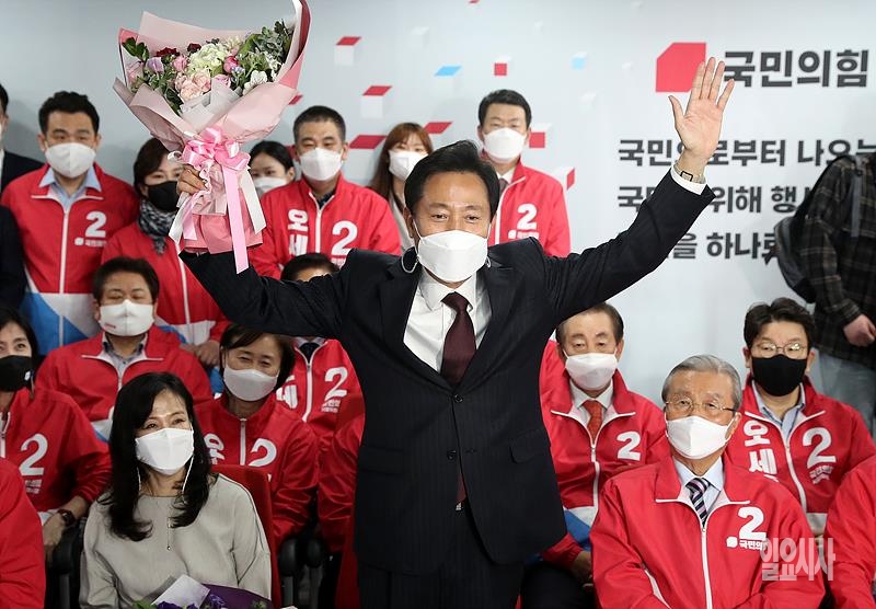 지난 7일, 4·7 재보궐선거 투표 결과를 지켜보던 오세훈 서울시장 후보가 당선이 확실시되자 지지자들 축하에 답례하고 있다. ⓒ박성원 기자 ▲ ▲지난 7일, 4·7 재보궐선거 투표 결과를 지켜보던 오세훈 서울시장 후보가 당선이 확실시되자 지지자들 축하에 답례하고 있다. ⓒ박성원 기자