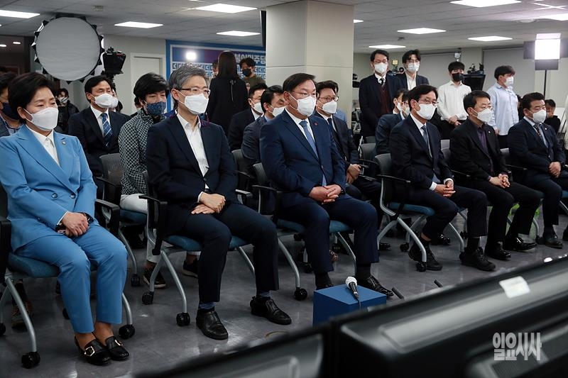 지난 7일, 4·7 재보궐선거 투표 결과를 지켜보는 김태년 더불어민주당 대표 권한대행 등 선거 캠프 관계자들 ⓒ박성원 기자 ▲ ▲▲ 지난 7일, 4·7 재보궐선거 투표 결과를 지켜보는 김태년 더불어민주당 대표 권한대행 등 선거 캠프 관계자들 ⓒ박성원 기자