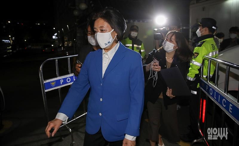 지난 7일, 4·7 재보궐선거 투표 종료 후 선거 캠프 사무실을 나서는 박영선 서울시장 후보 ⓒ박성원 기자 ▲ 지난 7일, 4·7 재보궐선거 투표 종료 후 선거 캠프 사무실을 나서는 박영선 서울시장 후보 ⓒ박성원 기자