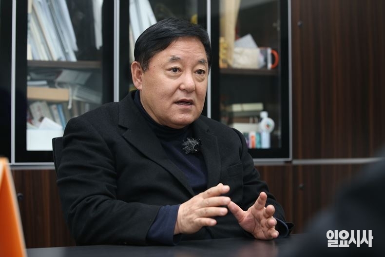 &lt;일요시사&gt;와 인터뷰 갖는 장기철&nbsp;대한민국시도민회연합회 수석부회장 ⓒ박성원 기자
