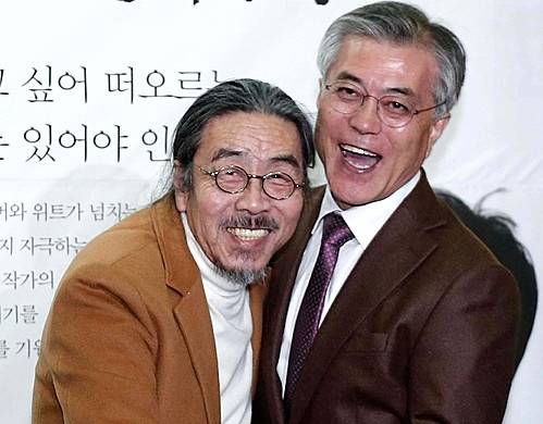 문재인 민주통합당 대선 후보가 지난달 10일 오후, 서울 영등포 타임스퀘어에서 열린 이외수 작가 출판사인회에 참석 이외수 작가와 포옹을 하고 있다.