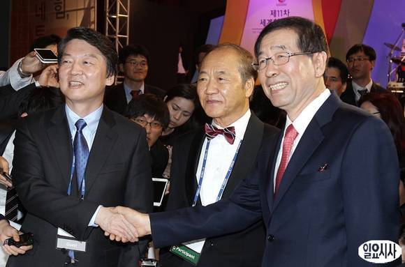 무소속 안철수 대선후보가 16일 오후 서울 강남구 삼성동 코엑스에서 열린 제11차 세계한상대회 서울시장 주최 만찬에 참석해 박원순 서울시장과 악수를 나누고 있다.