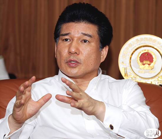 지난 22일, 윤석헌 아태경제문화연구회 회장이 본지와 인터뷰를 나누고 있다.