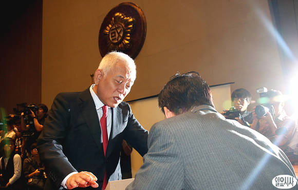 지난 2일 오후, 김한길 민주당 대표가 의원총회에 참석해 있다.