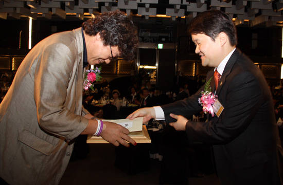 서울지방변호사회 나승철 회장(오른쪽)이 제20회 시민인권상 수상자로 선정된 '근로정신대 할머니와 함께하는 시민모임' 김희용 대표에게 상패와 상금을 수여하고 있다. (사진=인터넷기자협회 / 근로정신대 할머니와 함께하는 시민모임)